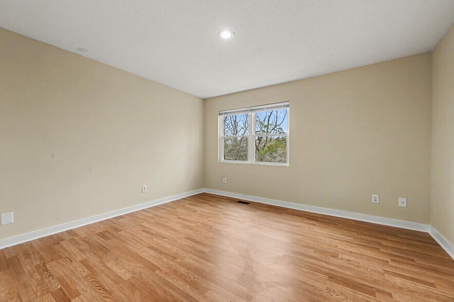 Building Photo - 304 Cedarwood Ln