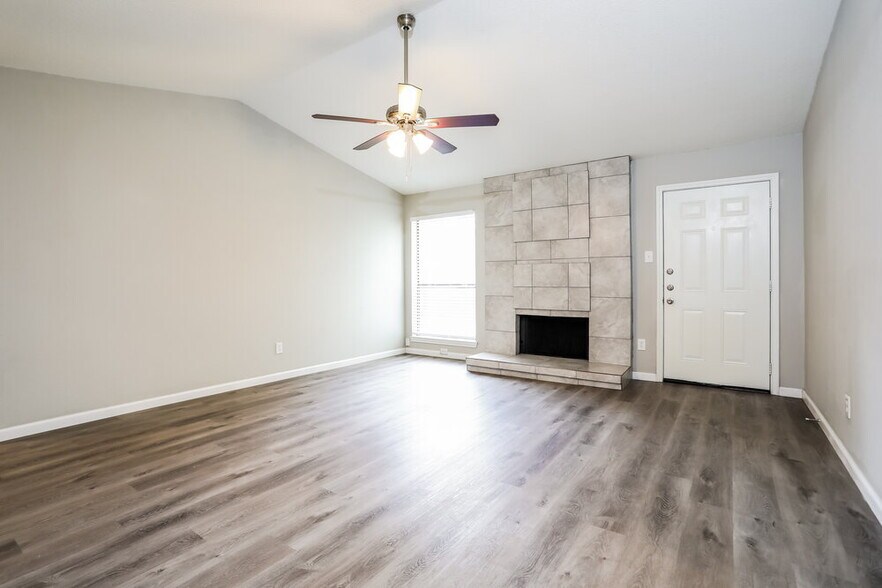 Building Photo - 4210 Glen Hollow Cir