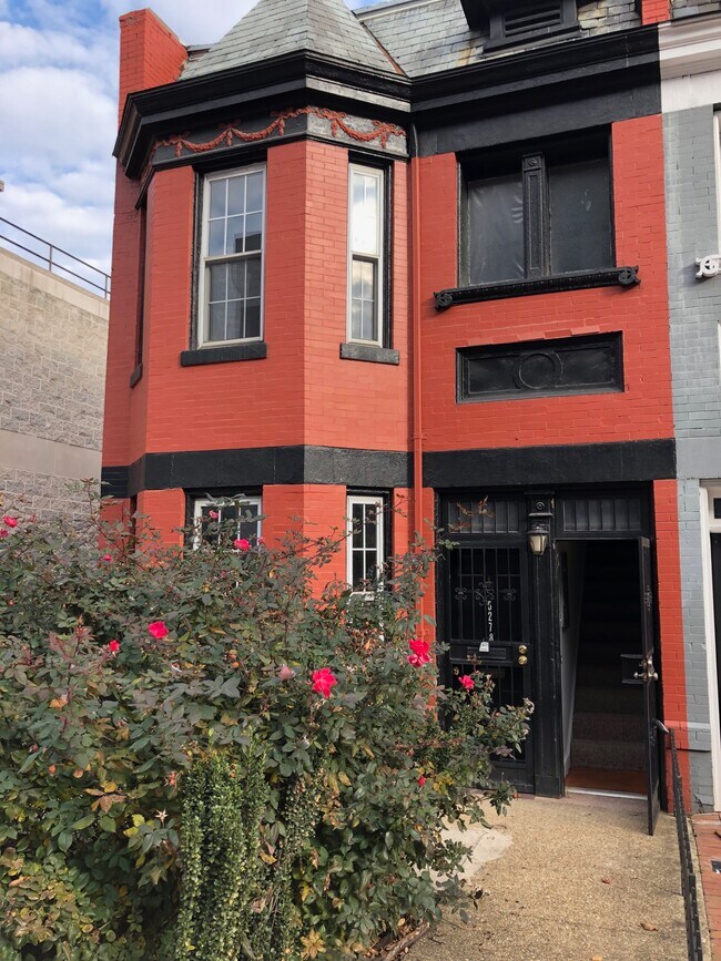 Building Photo - 527 2nd St NE