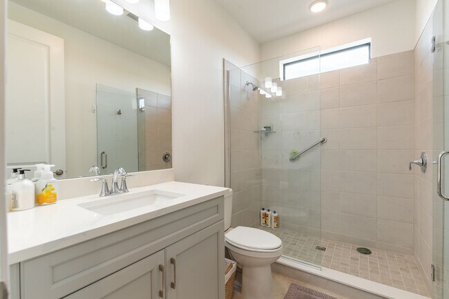 Building Photo - **25% OFF FIRST MONTHS RENT IF YOU OCCUPY ...