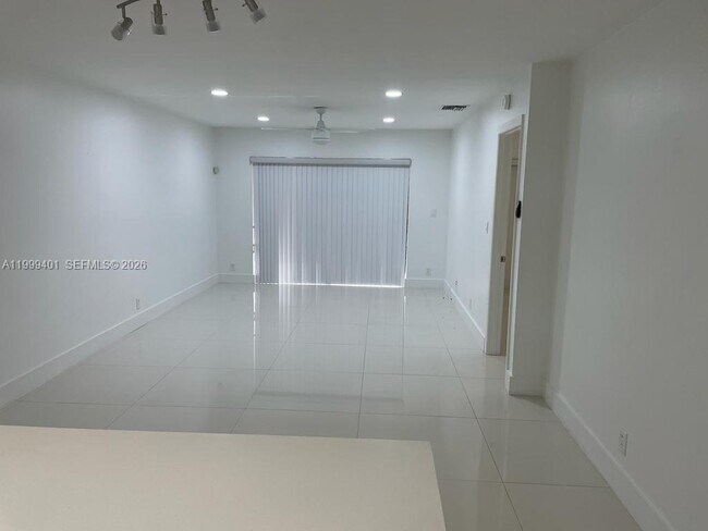 Building Photo - 454 Lakeview Dr