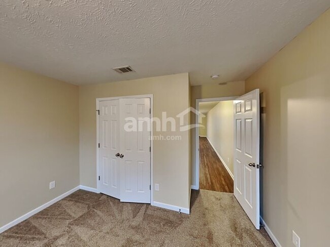 Building Photo - 40 Shady Valley Dr