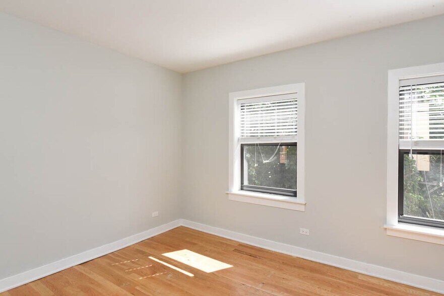 Building Photo - 2210 W Eastwood Ave