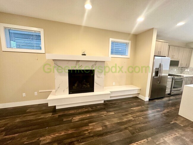 Building Photo - Gorgeous, Custom-designed 4-Bedroom Contemporary Townhouse on 3 Levels