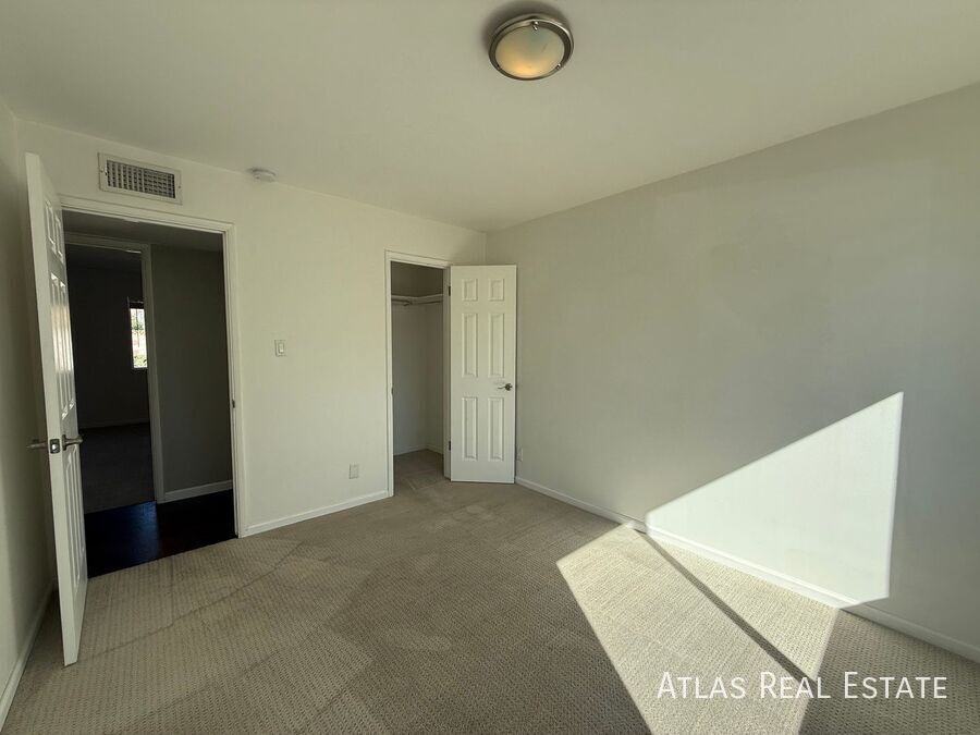 Building Photo - 6820 E Pinchot Ave