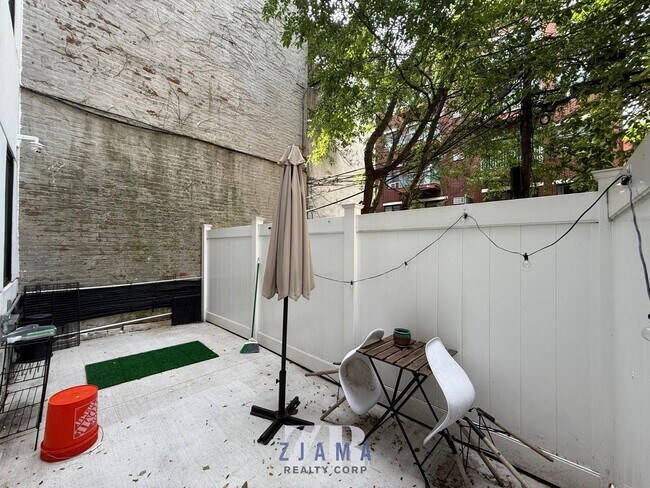 Building Photo - 727 DeKalb Ave