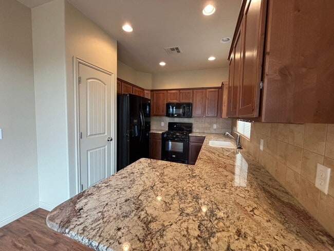 Building Photo - SPACIOUS HOME FOR RENT!