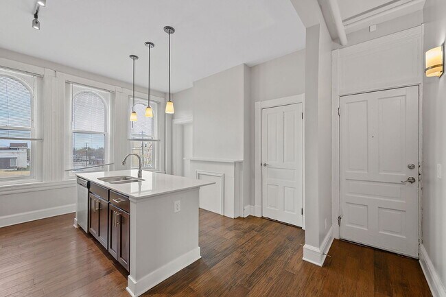 Building Photo - 975 E McMillan St