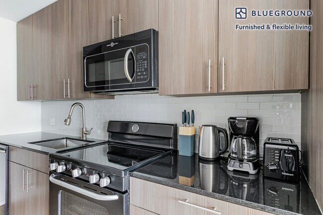 Building Photo - 211 W Scott St