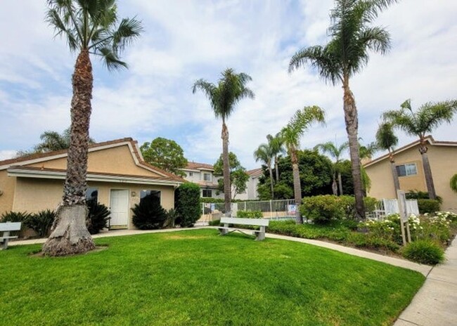 Building Photo - Portofino 2+2 Bedroom Townhouse in Oxnard