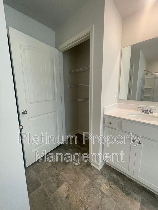 Building Photo - 551 Stoneybrook Dr