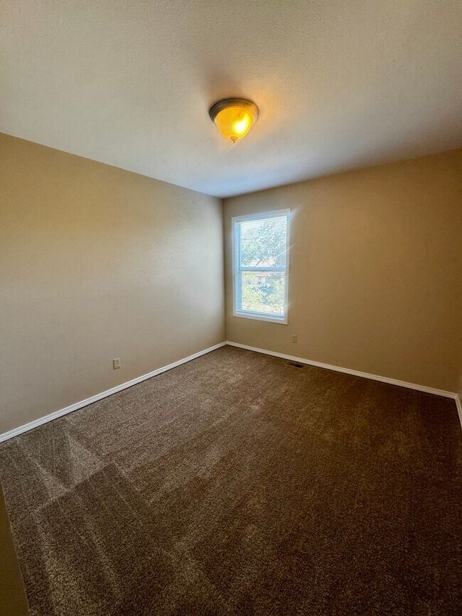 Building Photo - Charming 4 Bedroom close to Patty Jewett Golf Course