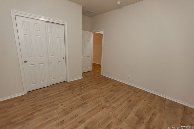 Building Photo - Stunning 5 bedroom 3 full bath home in the...