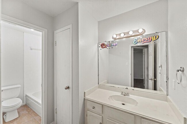 Building Photo - 5715 Easthampton Dr