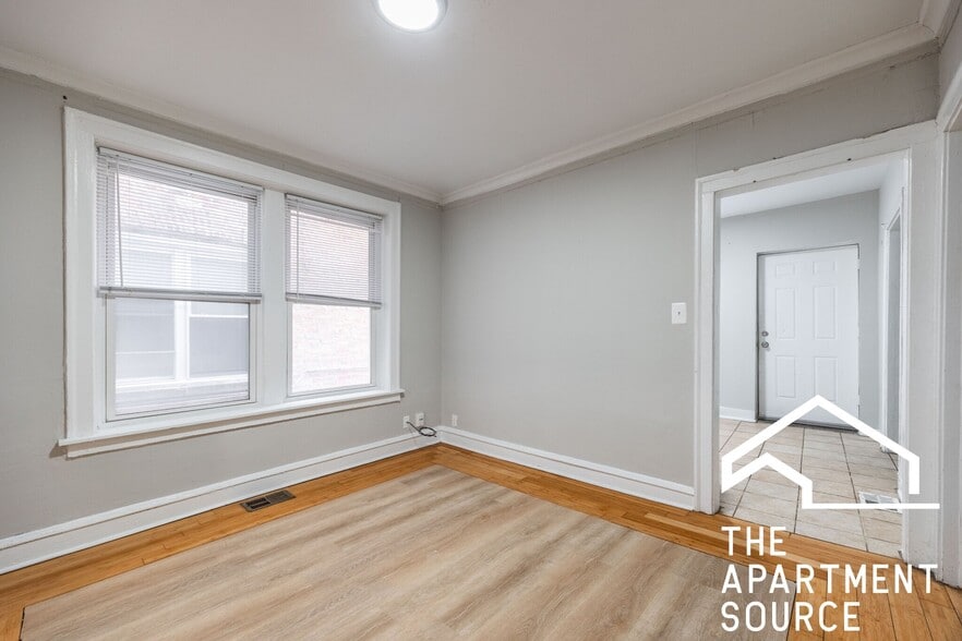 Building Photo - 6304 N Oakley Ave