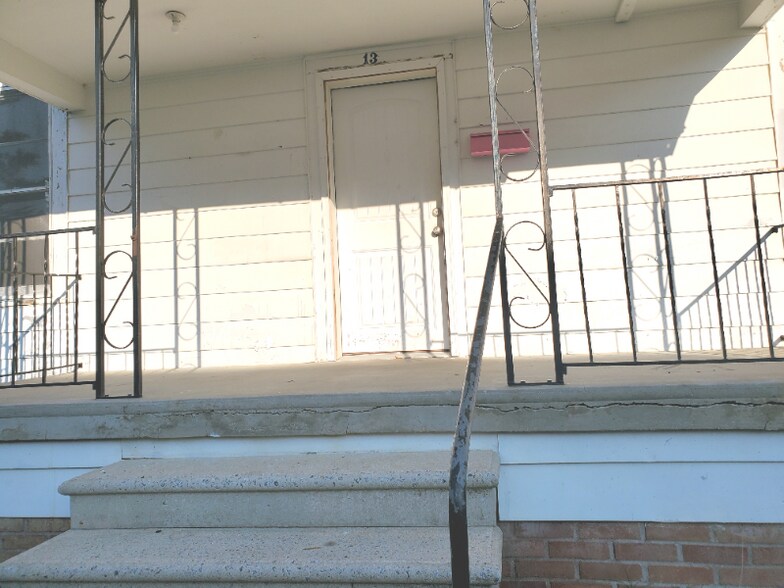 Building Photo - 13 Geer St