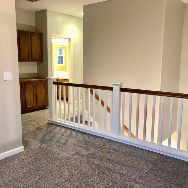 Building Photo - $2,695 Shepherd & Clovis, 3 Bed +Loft, Bea...