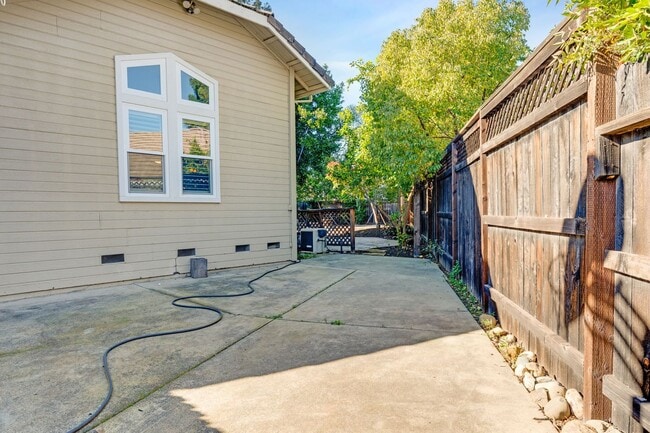 Building Photo - 3 Bedroom Folsom Home with Updated Kitchen, Pool and 3-Car Garage!