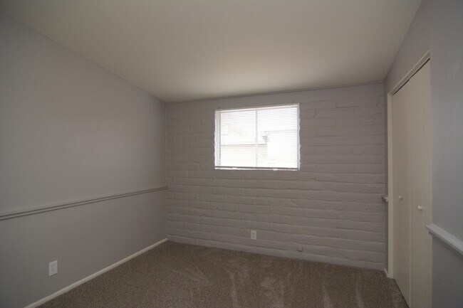 Building Photo - Remodeled 3 Bedroom 2 Bath House! Central/...