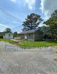Building Photo - Charming 2-Bedroom Home with Spacious Yard...