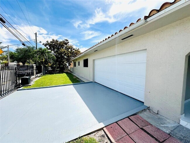 Building Photo - 201 SW 40th Ave