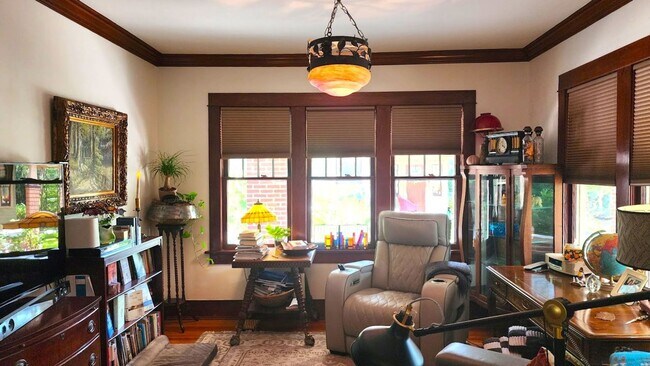 Building Photo - 517 S Flood Ave
