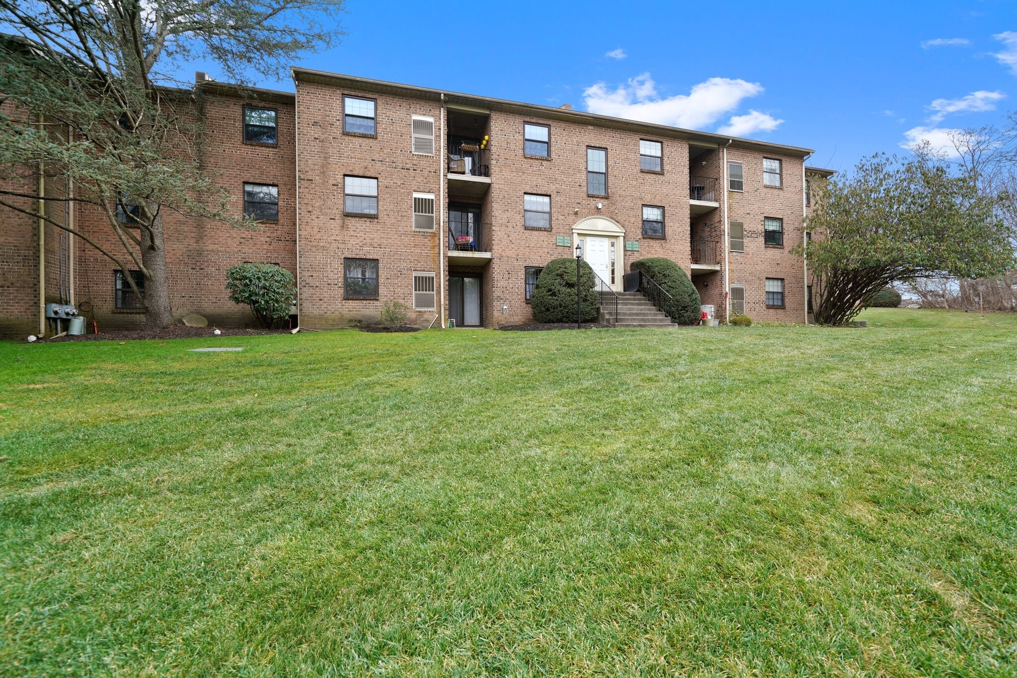 Building Photo - 1419 Valley Dr