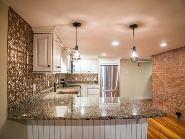 Building Photo - 6 A School St