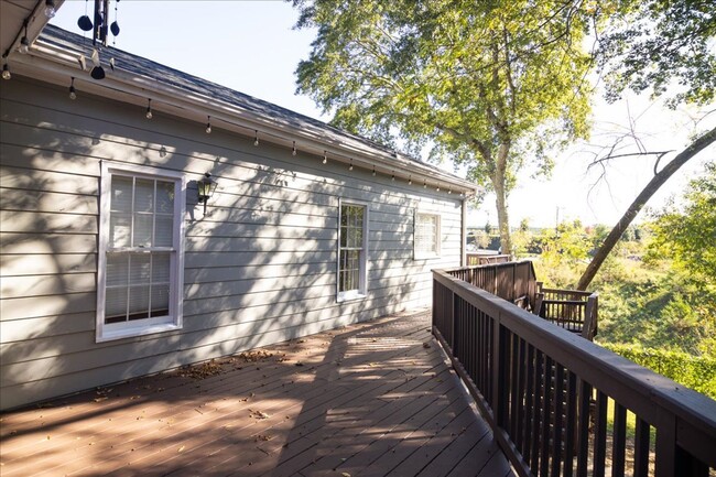 Building Photo - Spacious 4/3.5 in Highly Sought-After Buck...
