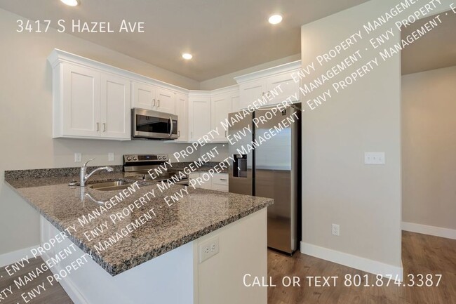 Building Photo - Amazing 3 Bed - 2.5 Bath Townhome - Locate...