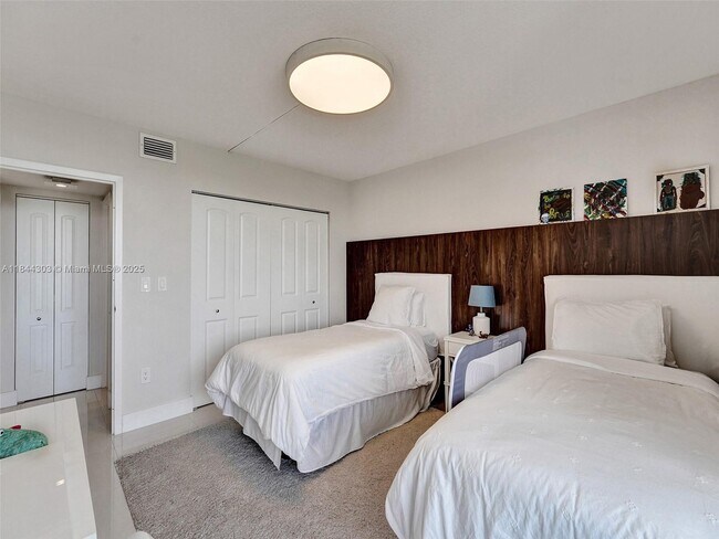 Building Photo - 3625 N Country Club Dr