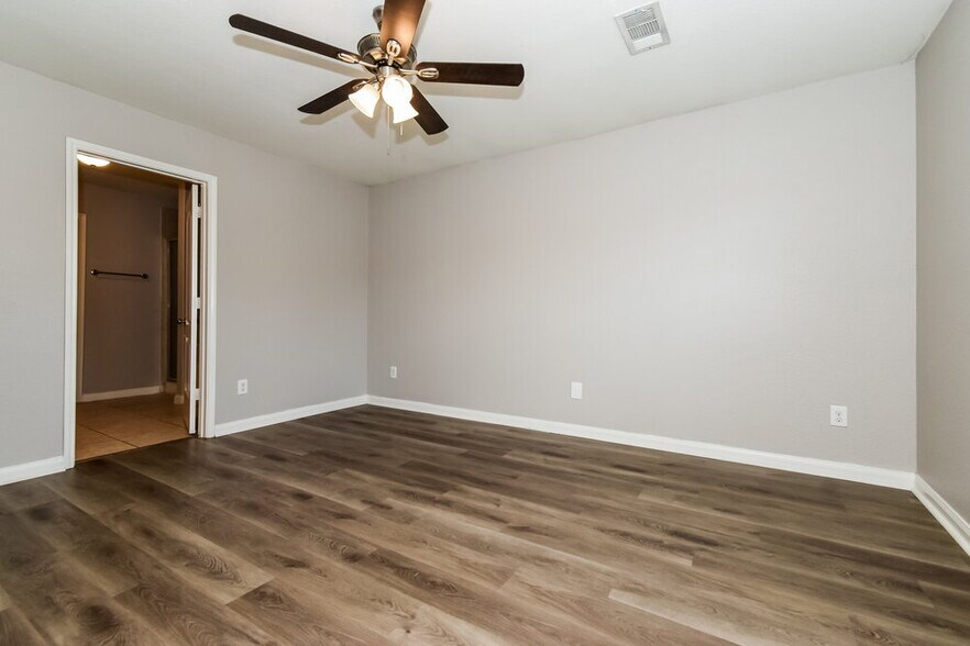 Building Photo - 1327 Chapman Dr