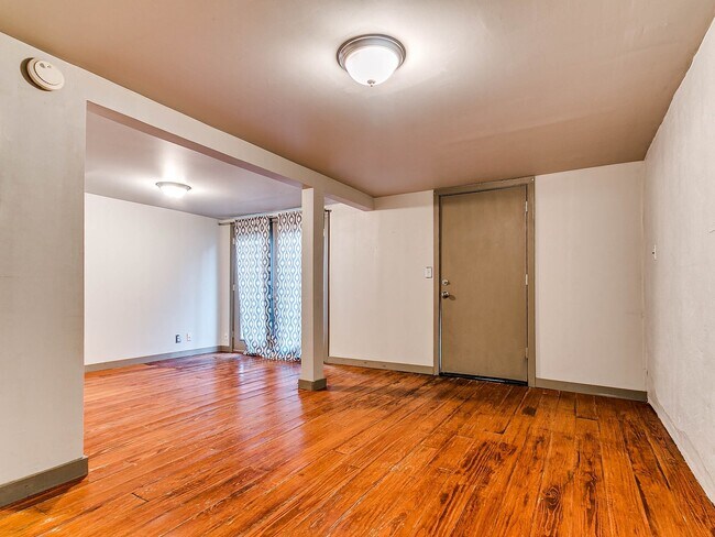 Building Photo - Unique with a Artsy Flare    1Bed + Flex Room /1.5 Bath in Edgemere Park