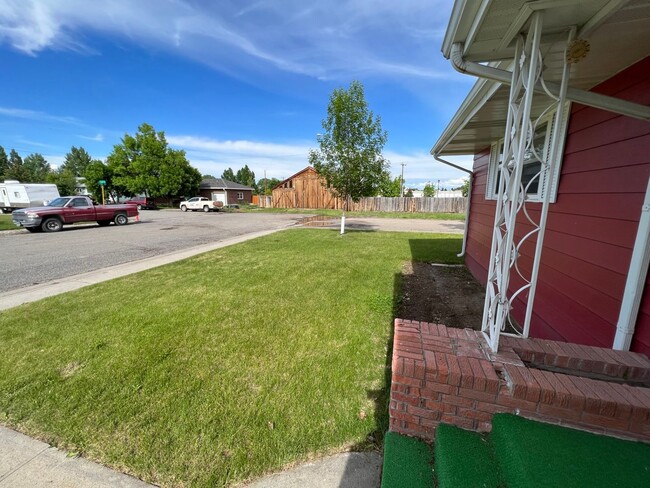 Building Photo - 429 E Pine St