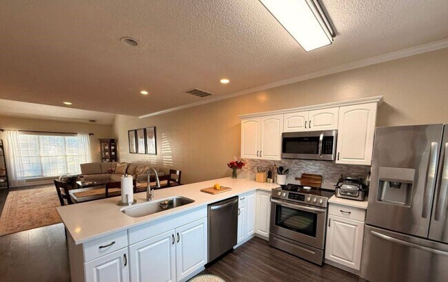 Building Photo - 3 Bed 2.5 Bath Single-Family Home