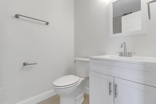 Building Photo - 6350 Royal Woods Dr