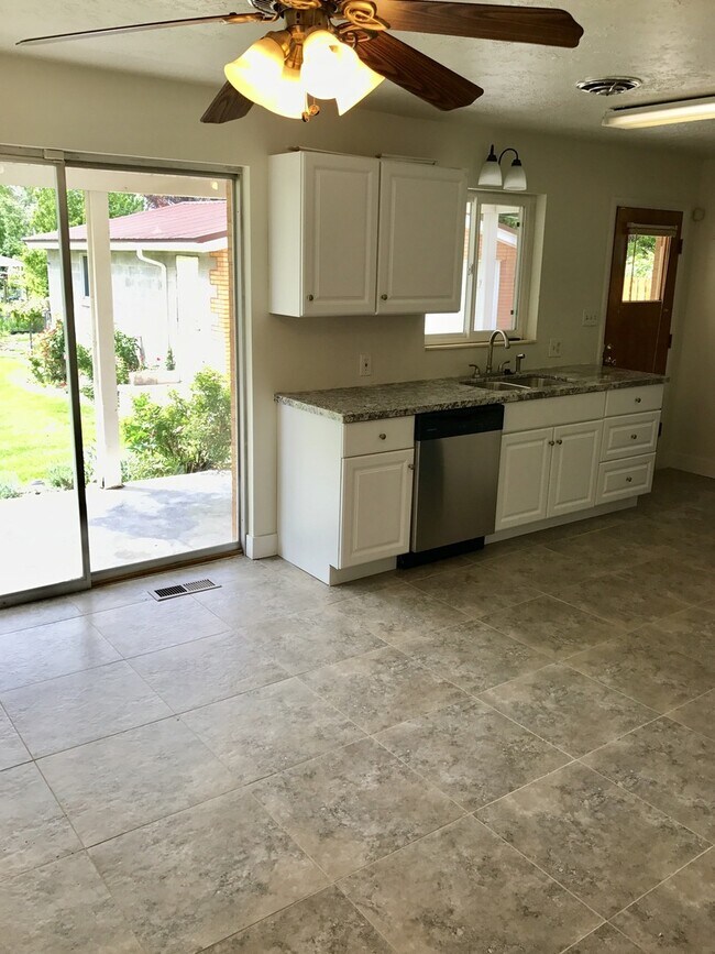 Building Photo - Beautiful Holladay Home