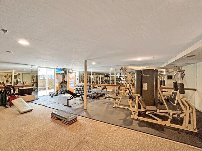 Building Photo - Stunning 2BD/2BA Condo in Bankers Hill W/ ...