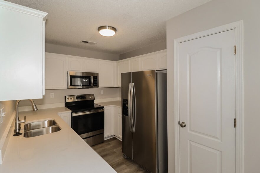 Building Photo - 9137 Cinderhill Cove E