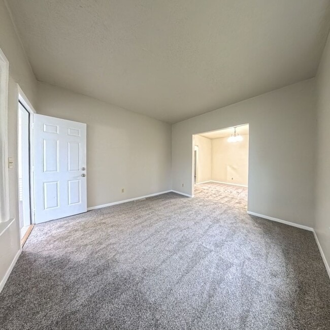 Building Photo - 2 Bedroom 1 Bathroom Fresh Carpet