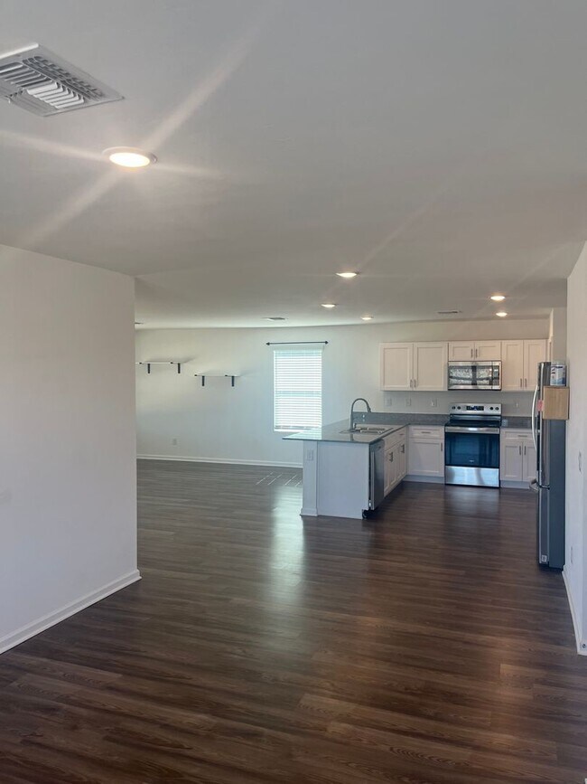 Building Photo - Beautiful 4 Bedroom 2 Bathroom split floor plan home in the newly built Turquoise Hills Neighborh...