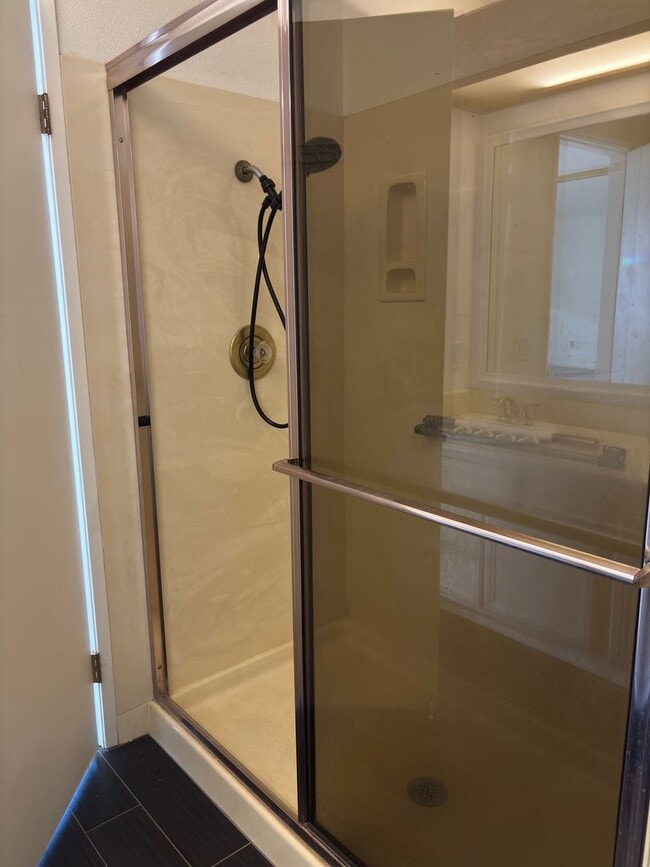 Building Photo - Spacious 3 bedrooms 3 full baths home in C...