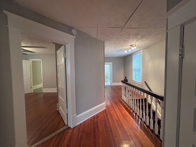 Building Photo - Spacious 3 BR home, Minutes to Medical Cen...