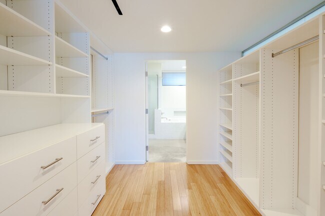 Building Photo - 1220 N Orange Grove Ave