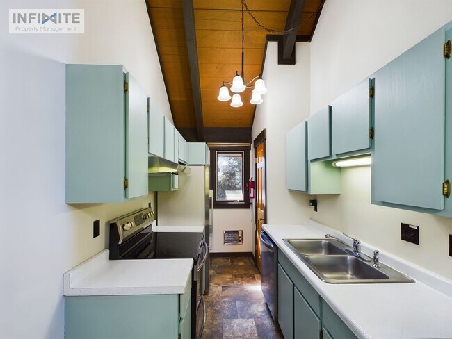 Building Photo - Comfortable 2 bedroom and 3 bathroom in Bi...