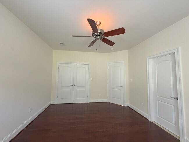 Building Photo - Spacious 4 Bed 5.5 Bath Home in Annandale,...