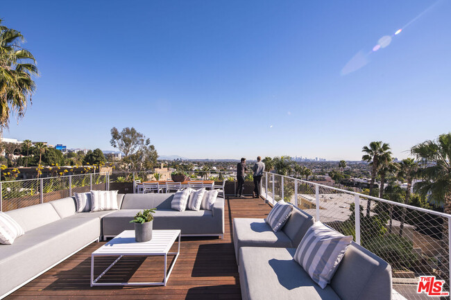 Building Photo - 935 N San Vicente Blvd
