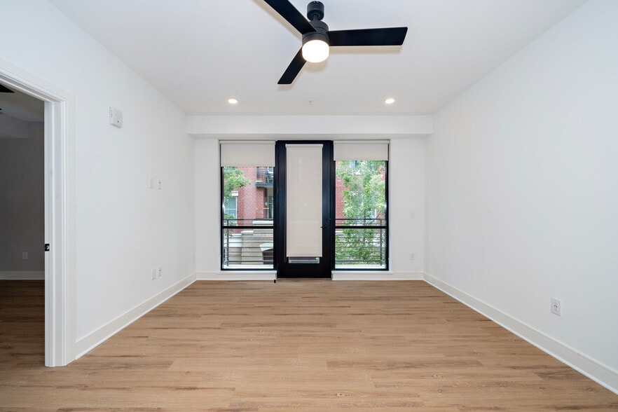 Building Photo - Room in Condo on W Peace St