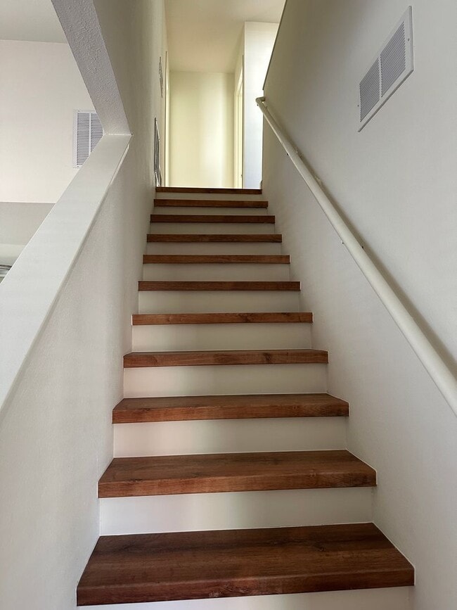 Building Photo - 5 Grn Mdws Rd