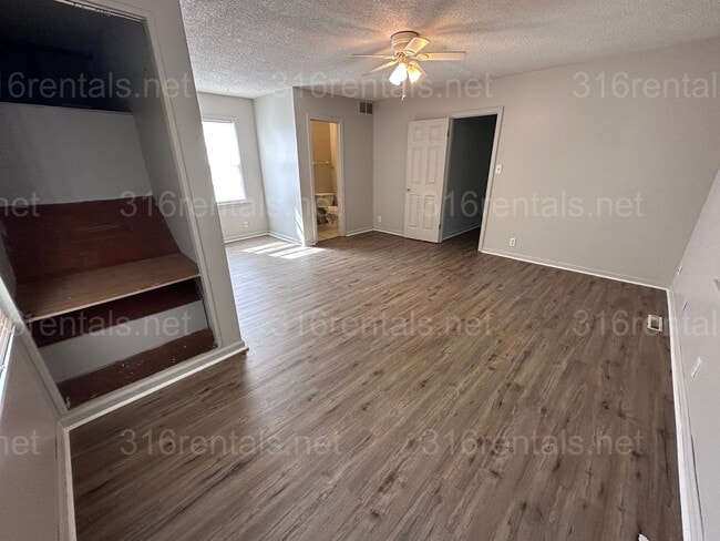 Building Photo - $1250 - 3 bed 1.5 bath - Single Family Hom...